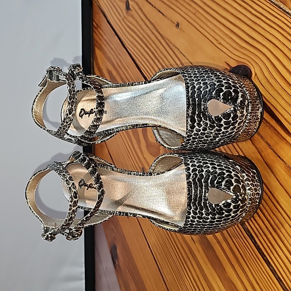 Women's Size 7, Peeptoe Platform Heel, Black & Gray Snakeskin - Picture 2 of 9